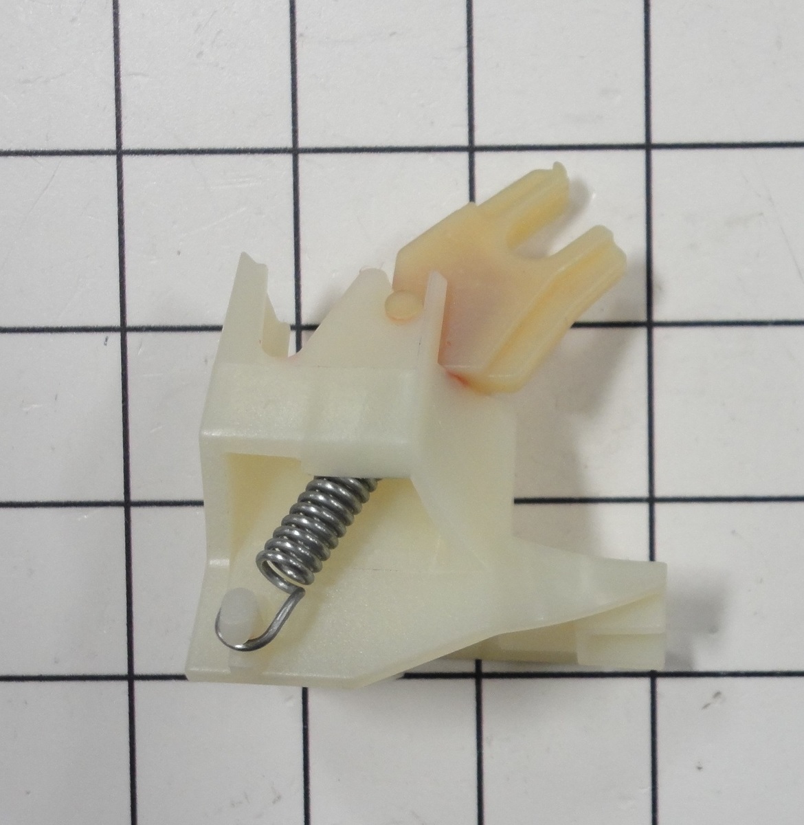 522584 Fisher & Paykel Right Handishwasher Latch Assembly